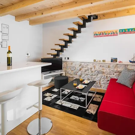 Modern And Cozy Little House Mia Dugopolje