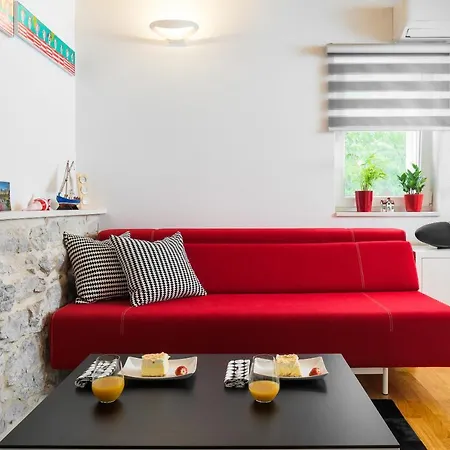 Semesterbostad Modern And Cozy Little House Mia Dugopolje